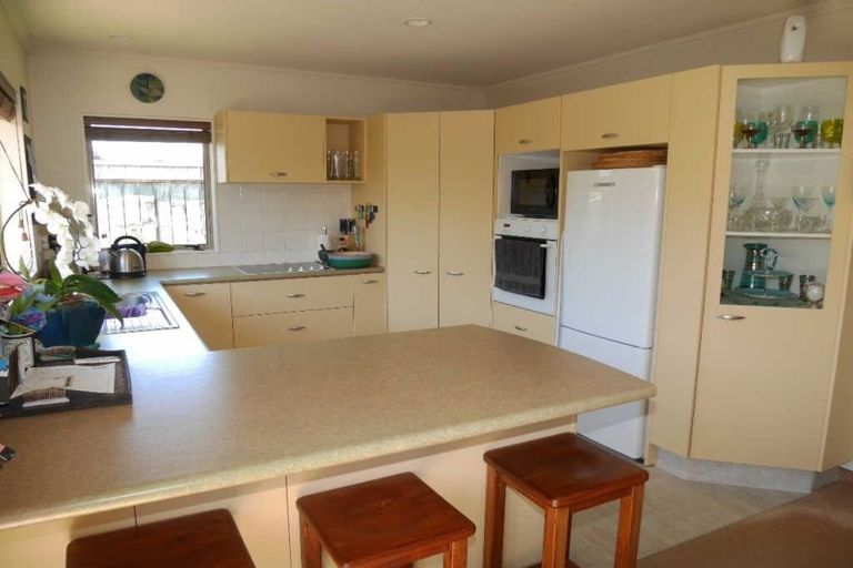 Photo of property in 127 Guildford Drive, Paraparaumu Beach, Paraparaumu, 5032