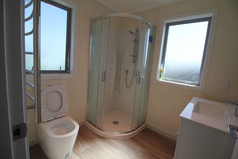 Photo of property in 13 Warrington Grove, Newlands, Wellington, 6037