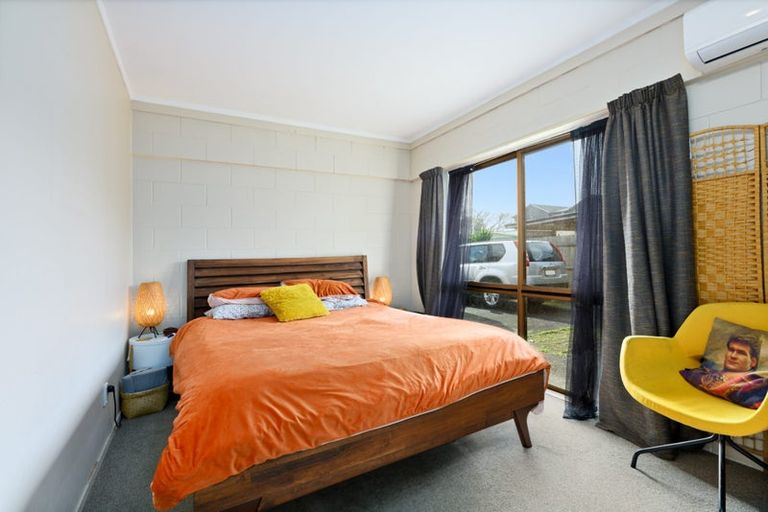 Photo of property in 4 Roberts Road, Te Atatu South, Auckland, 0610