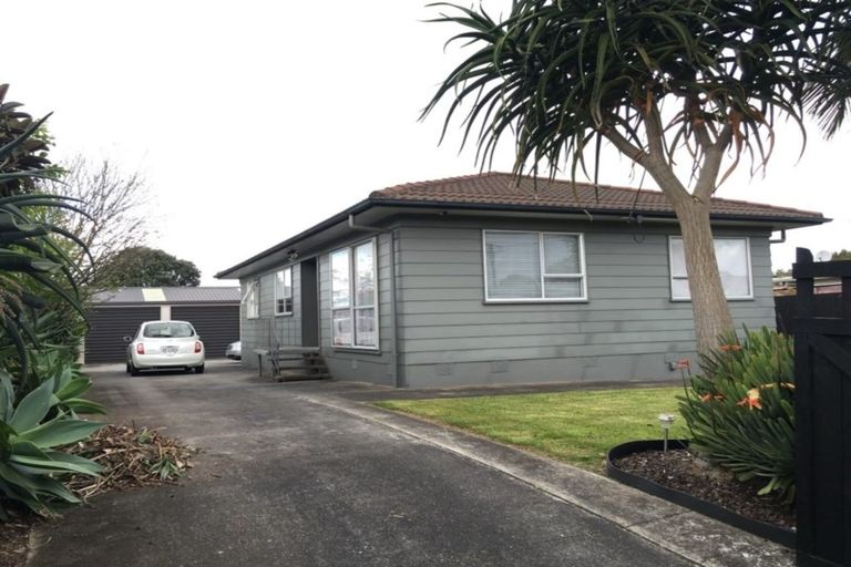 Photo of property in 44 Beach Road, Te Atatu Peninsula, Auckland, 0610
