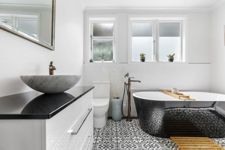 Photo of property in 16 Waru Street, Khandallah, Wellington, 6035