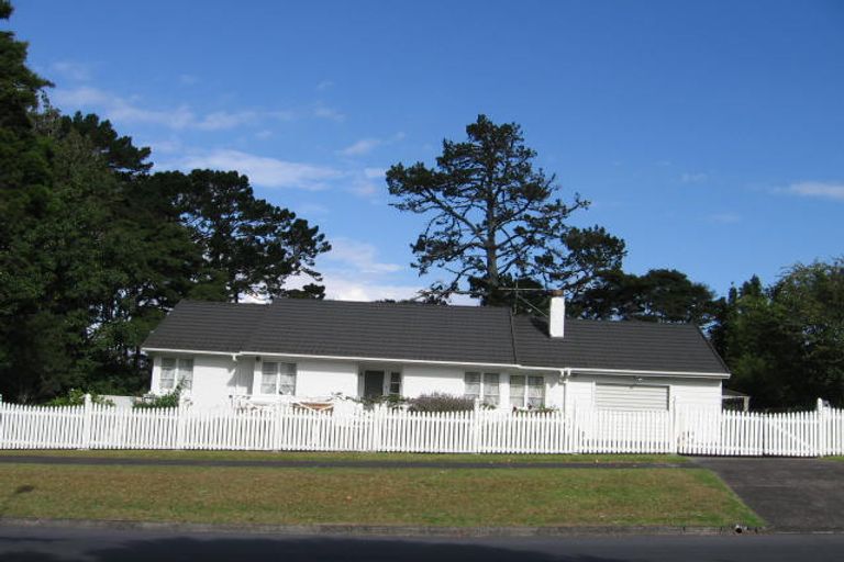 Photo of property in 2 Golf Road, New Lynn, Auckland, 0600
