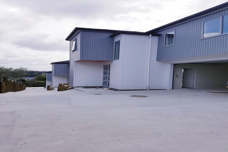 Photo of property in 812b East Coast Road, Oteha, Auckland, 0630