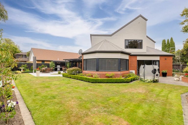 Photo of property in 22 Brockhall Lane, Avonhead, Christchurch, 8042