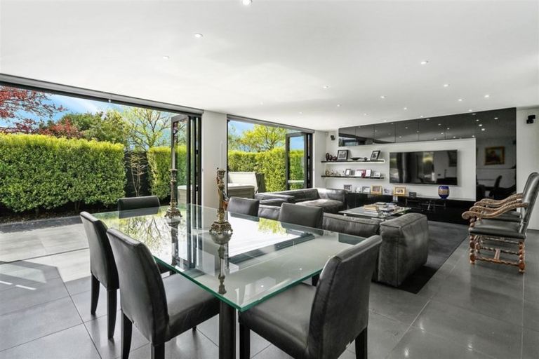 Photo of property in 116 Aikmans Road, Merivale, Christchurch, 8014