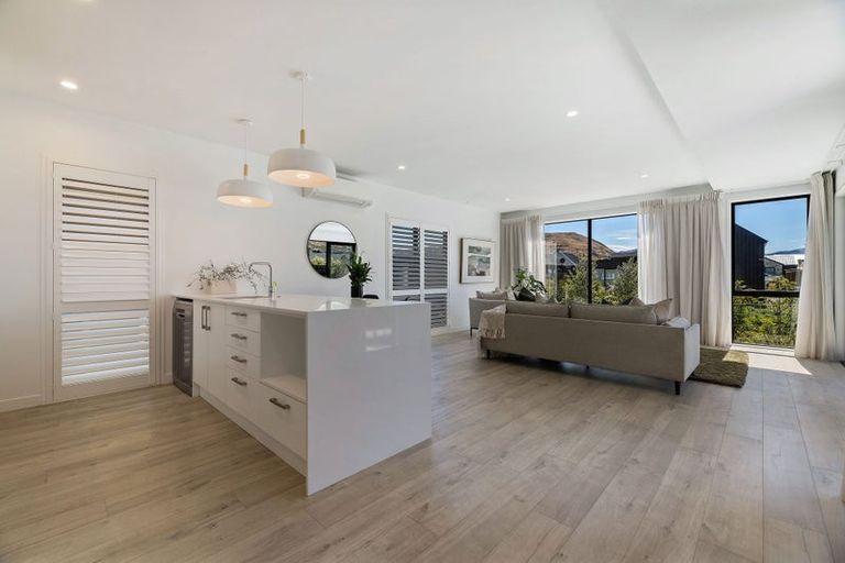Photo of property in 18 Chapman Way, Jacks Point, 9371