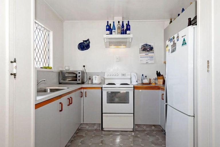 Photo of property in 28 Nikau Street, New Lynn, Auckland, 0600