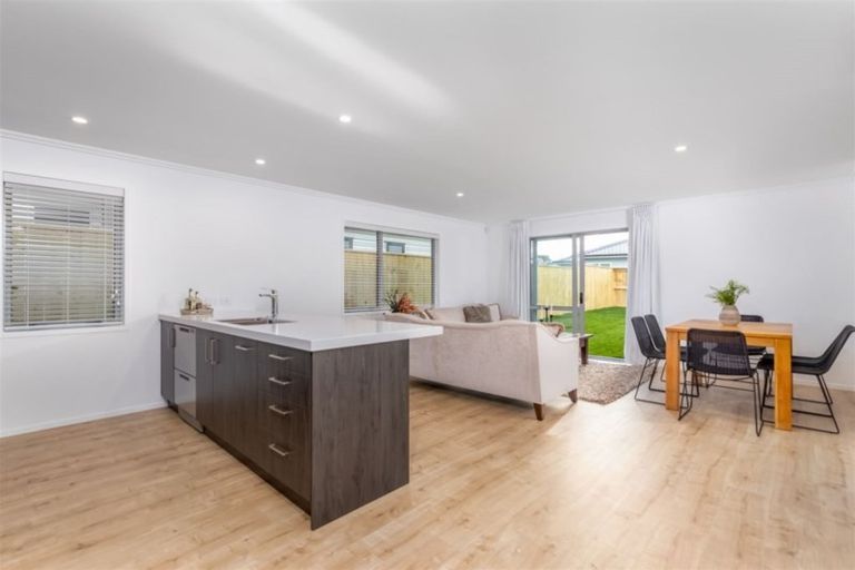 Photo of property in 19 Papa Orchard Drive, Kumeu, 0810