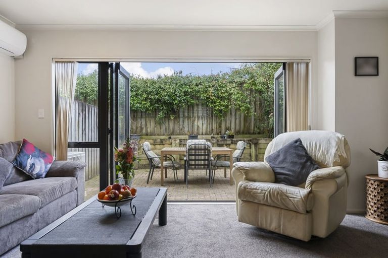 Photo of property in 3/102 Greenhithe Road, Greenhithe, Auckland, 0632