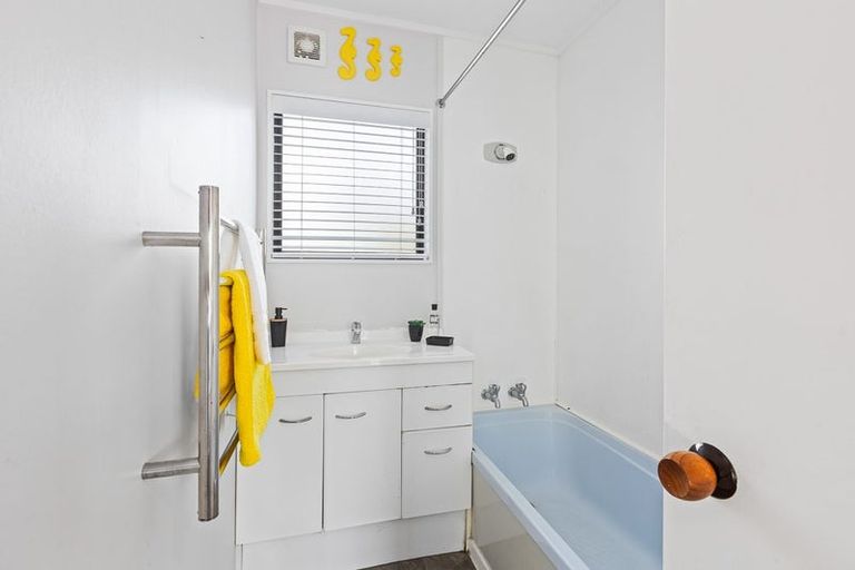 Photo of property in 3/39 Fairmount Road, Titirangi, Auckland, 0604