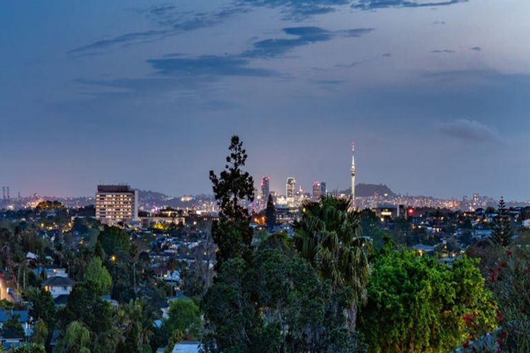 Photo of property in 23 Ravenwood Drive, Forrest Hill, Auckland, 0620