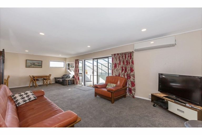 Photo of property in 1/82a Pupuke Road, Hillcrest, Auckland, 0627