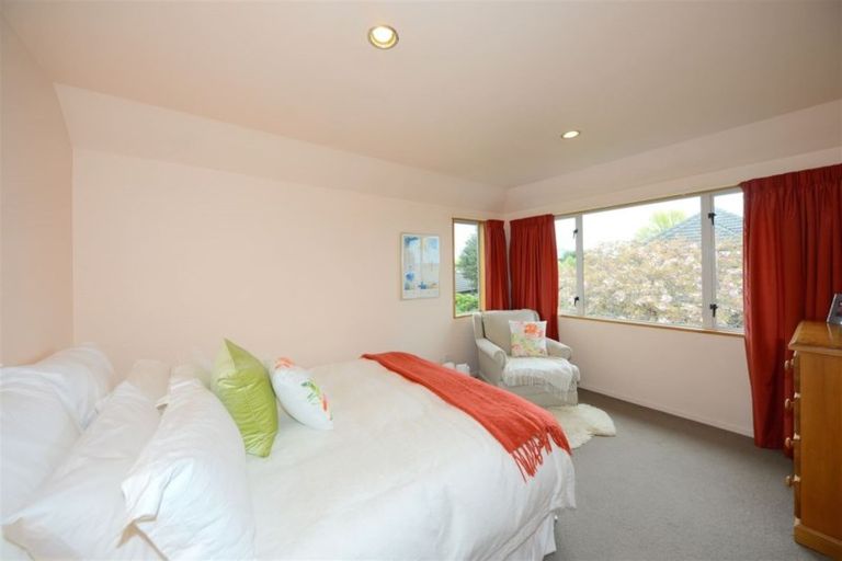 Photo of property in 16 Huntingdon Place, Avonhead, Christchurch, 8042