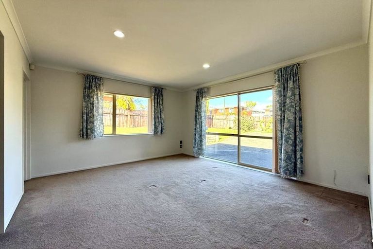 Photo of property in 17 Parkcrest Drive, Henderson, Auckland, 0612