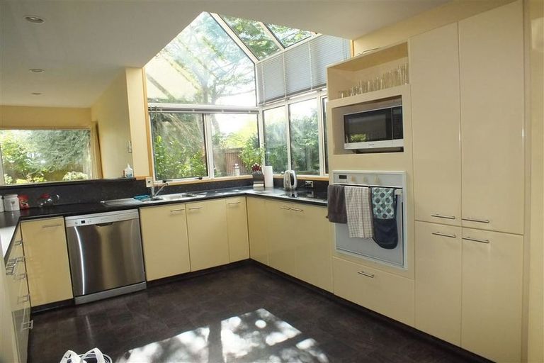 Photo of property in 11 Brockhall Lane, Avonhead, Christchurch, 8042