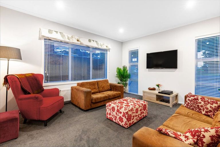 Photo of property in 3 Okataina Way, Aotea, Porirua, 5024
