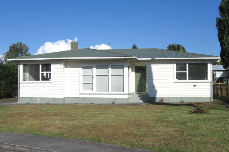 Photo of property in 8 Dolan Place, New Lynn, Auckland, 0600
