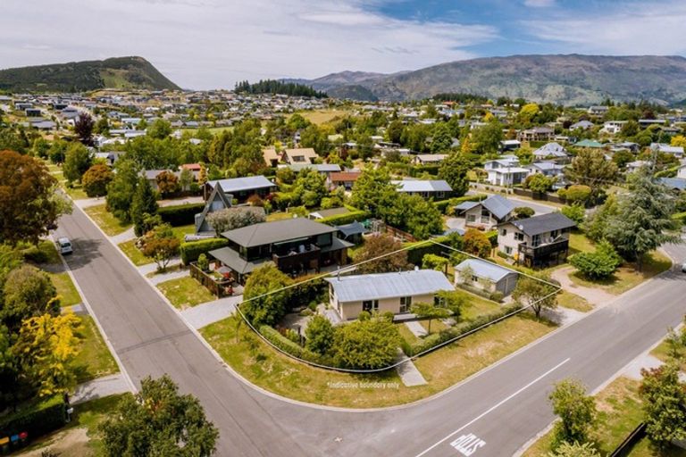 Photo of property in 21 Hunter Crescent, Wanaka, 9305