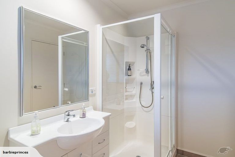 Photo of property in 135 Guildford Drive, Paraparaumu Beach, Paraparaumu, 5032