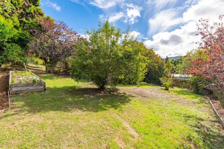Photo of property in 42 Mountain Road, Henderson Valley, Auckland, 0612