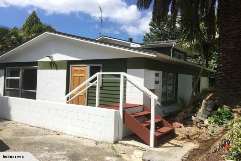 Photo of property in 121 Ennis Avenue, Pakuranga Heights, Auckland, 2010