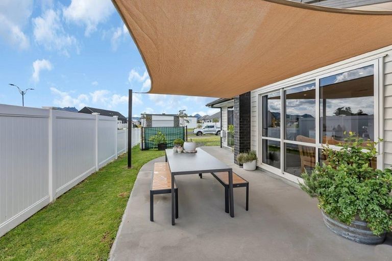 Photo of property in 16 Maturiki Drive, One Tree Point, 0118