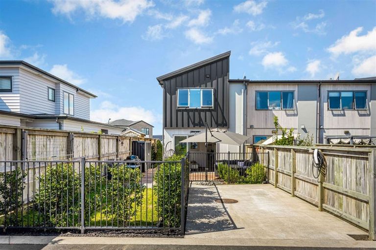 Photo of property in 15 Pakoro Close, Hobsonville, Auckland, 0618