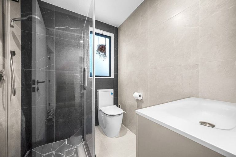 Photo of property in 25f Oteha Valley Road, Northcross, Auckland, 0632