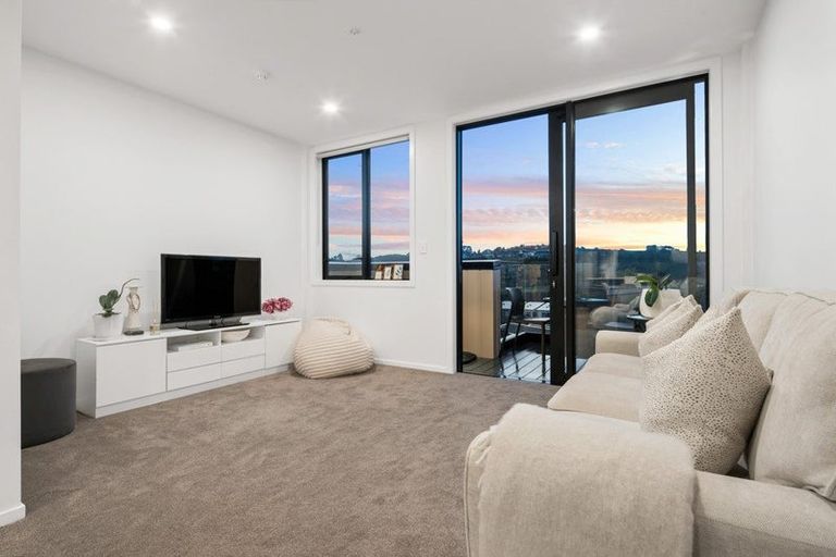 Photo of property in 10/19 Windlass Street, Long Bay, Auckland, 0630