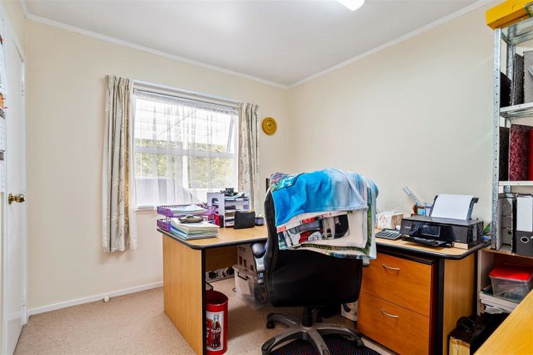 Photo of property in 1 Edgewood Way, Henderson, Auckland, 0612