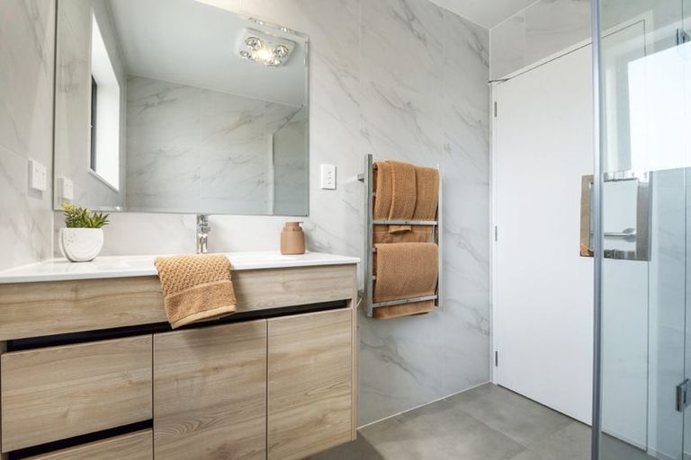 Photo of property in 49a Meadowood Drive, Unsworth Heights, Auckland, 0632