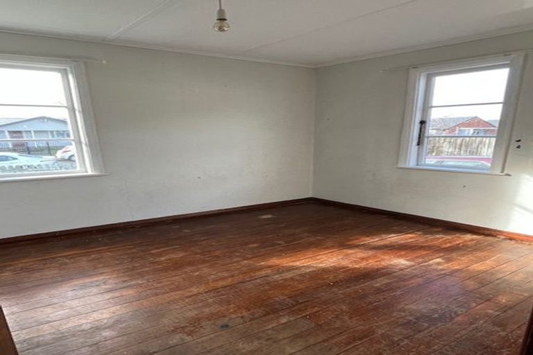 Photo of property in 2/23 Pitcairn Crescent, Bryndwr, Christchurch, 8053