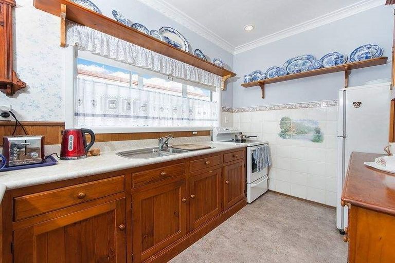 Photo of property in 9 Roberts Road, Te Atatu South, Auckland, 0610