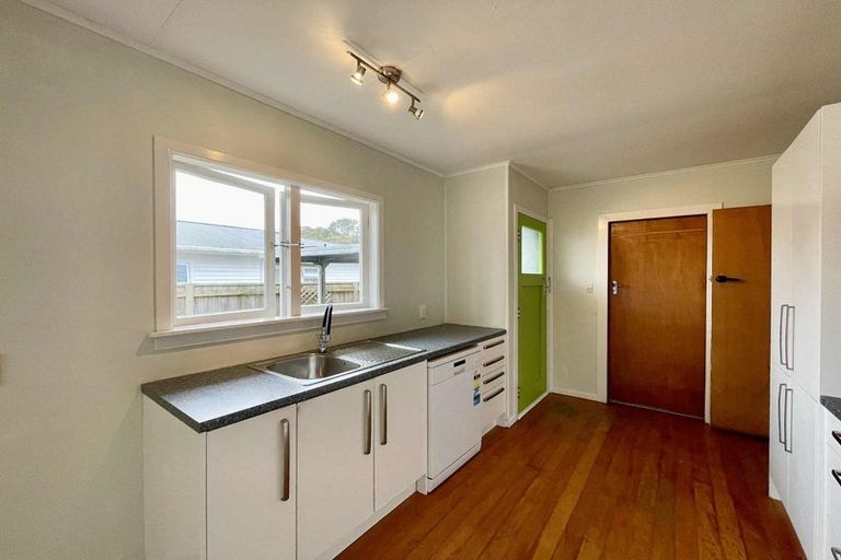Photo of property in 15 Beaumont Crescent, Frankleigh Park, New Plymouth, 4310