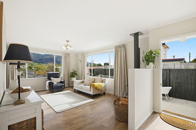 Photo of property in 30a Coates Street, Tawa, Wellington, 5028