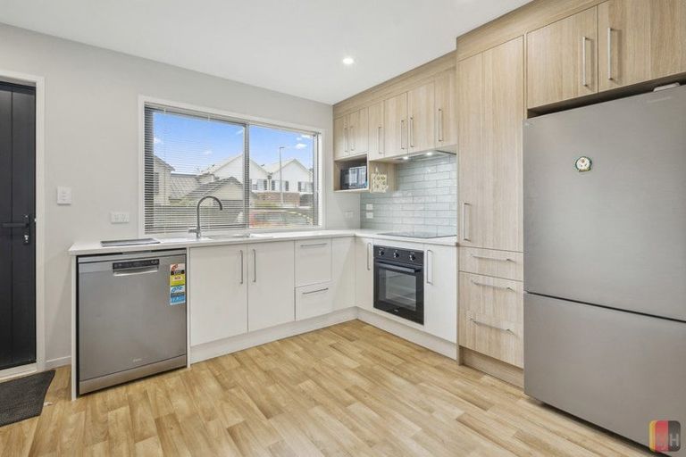 Photo of property in 2 Mikoikoi Crescent, Mangere Bridge, Auckland, 2022