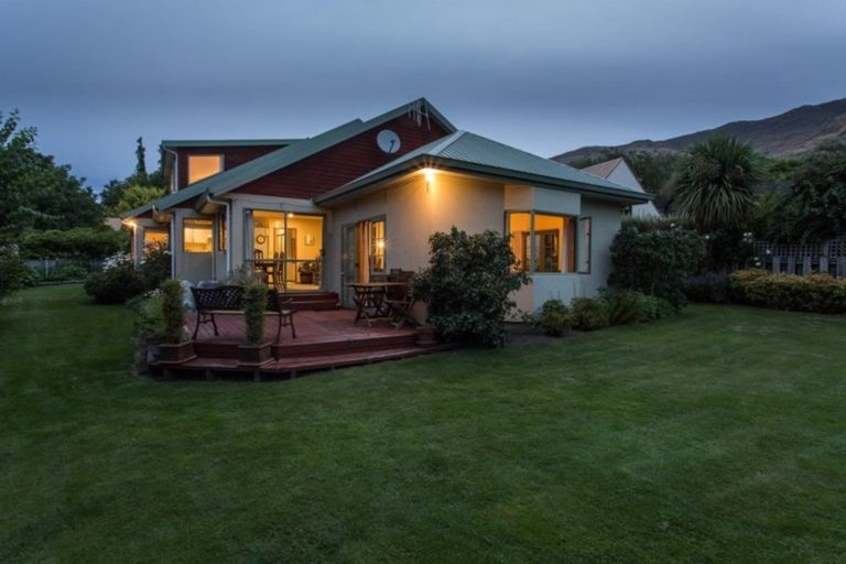 Photo of property in 6 Heuchan Lane, Wanaka, 9305