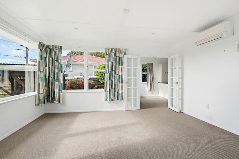 Photo of property in 4 Beverley Grove, Paparangi, Wellington, 6037