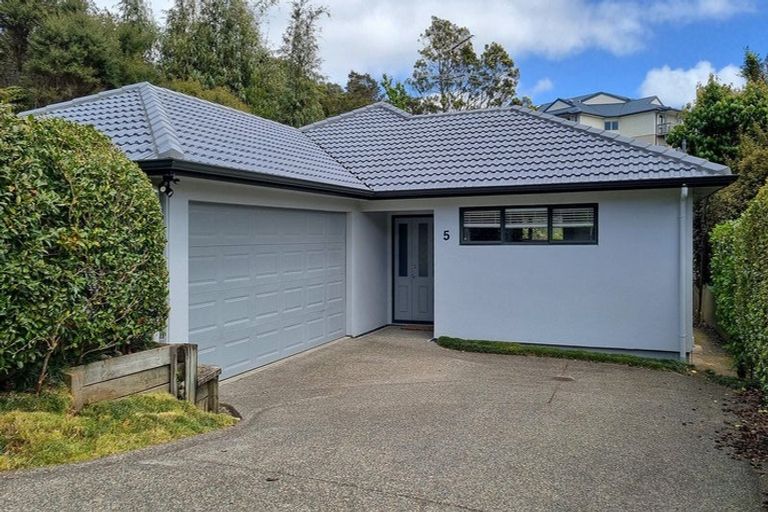 Photo of property in 5 Springwater Vale, Unsworth Heights, Auckland, 0632