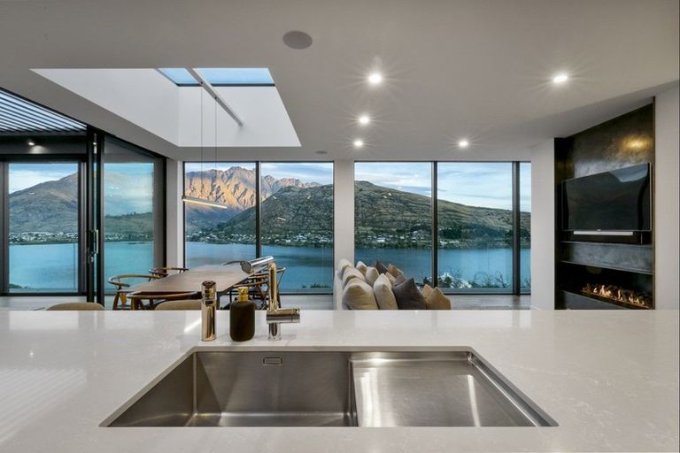 Photo of property in 1 Highlands Close, Queenstown, 9300