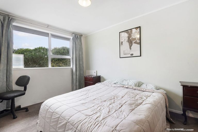 Photo of property in 27b Omega Street, Newlands, Wellington, 6037