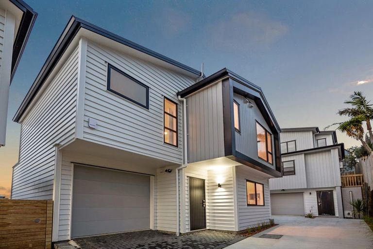 Photo of property in 33 Garadice Road, Rothesay Bay, Auckland, 0630
