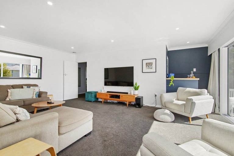 Photo of property in 37 Sunrise Boulevard, Tawa, Wellington, 5028