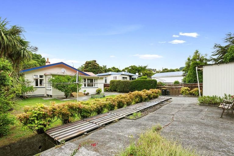 Photo of property in 24 Lincoln Avenue, Tawa, Wellington, 5028