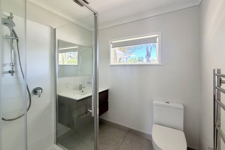 Photo of property in 2/22 Gladys Avenue, Glenfield, Auckland, 0629
