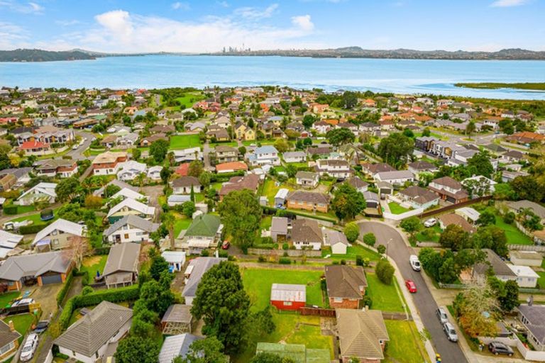 Photo of property in 35 Hereford Street, Te Atatu Peninsula, Auckland, 0610