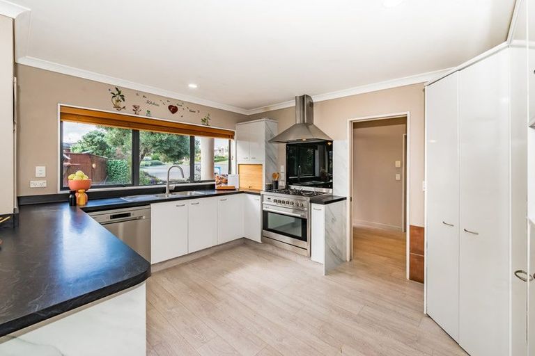 Photo of property in 32 Quadrant Heights, Paraparaumu, 5032