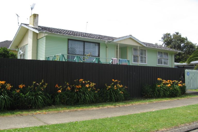 Photo of property in 1 Tranent Road, Mangere, Auckland, 2022