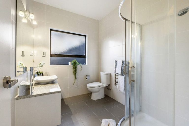 Photo of property in 16 Oak View Terrace, Schnapper Rock, Auckland, 0632