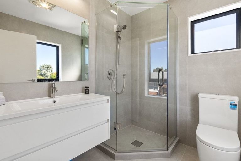 Photo of property in 32a Tupaki Place, Pakuranga Heights, Auckland, 2010